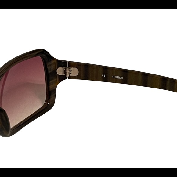 GUESS Sunglasses With Guess Case - Picture 4 of 8